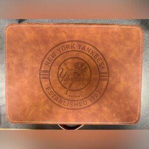 NWOT New York Yankees 15 Piece Whiskey Smoker Set